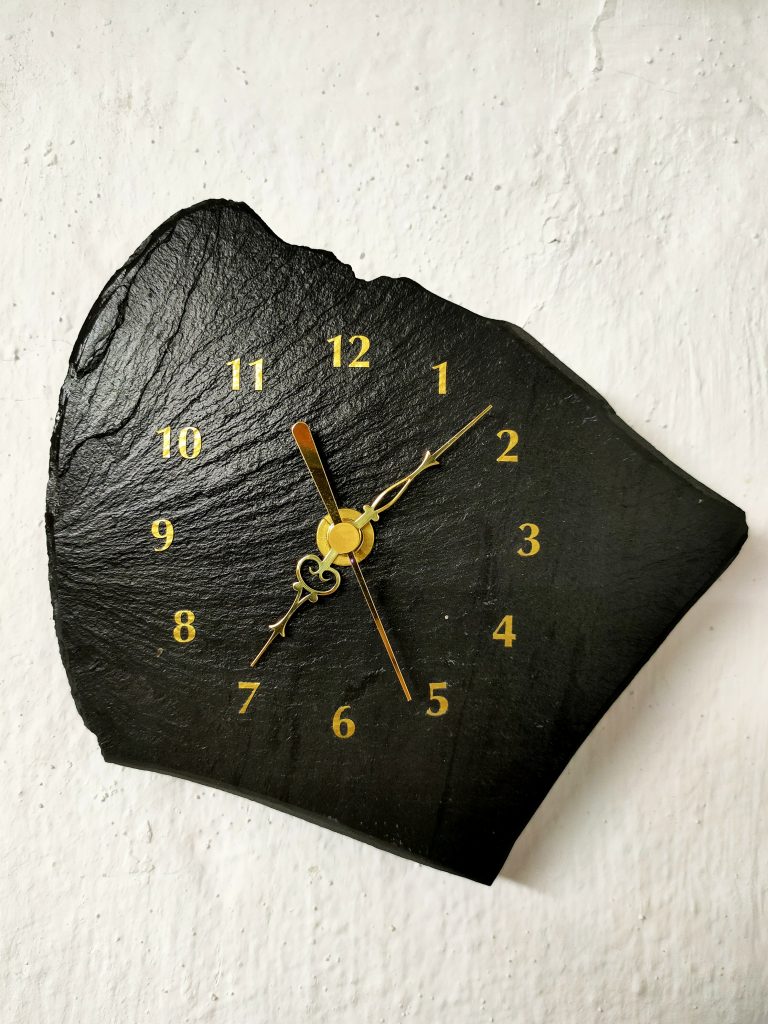 Uhr aus Schiefer